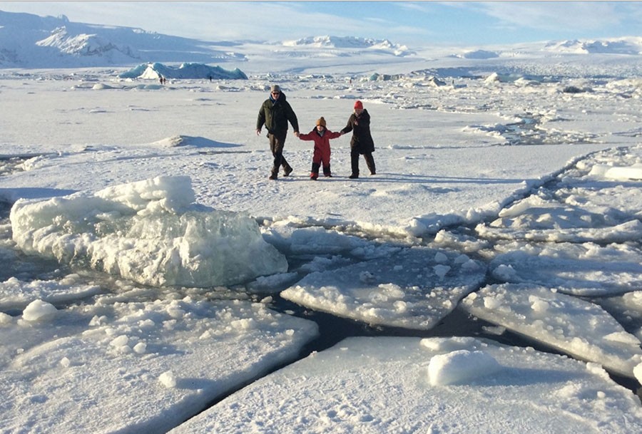 Turyści wchodzący na kry pływające po lagunie lodowcowej narażają się na niebezpieczeństwo / fot. Ingólfur Bruun