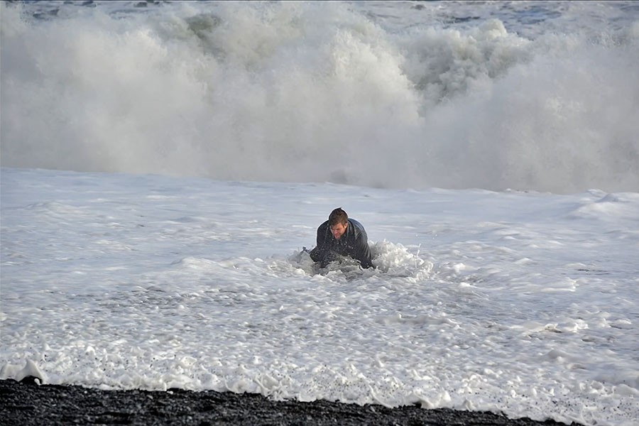 Turysta, który został przewrócony przez falę na plaży Reynisfjara. fot. Þórir Kjartansson / visir.is