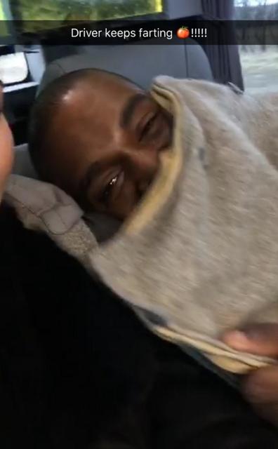 Kanye West zakrywający się  kocem podczas wyjazdu po Islandii