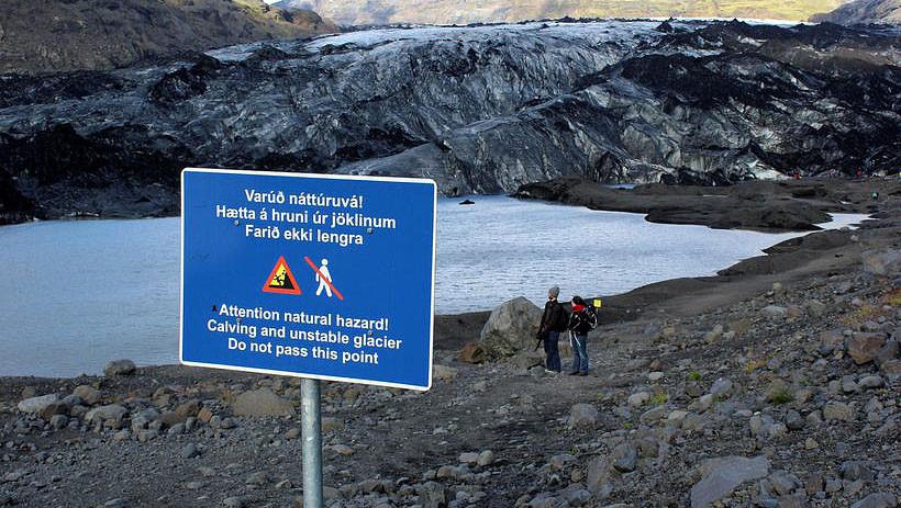 Zakaz wychodzenia poza wyznaczoną ścieżkę/ fot.Iceland Monitor / Sigurður Bogi Sævarsson