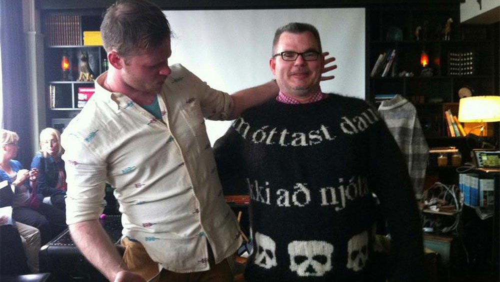 Lars w swetrze DEAD DEAD z designerem Stephenem West