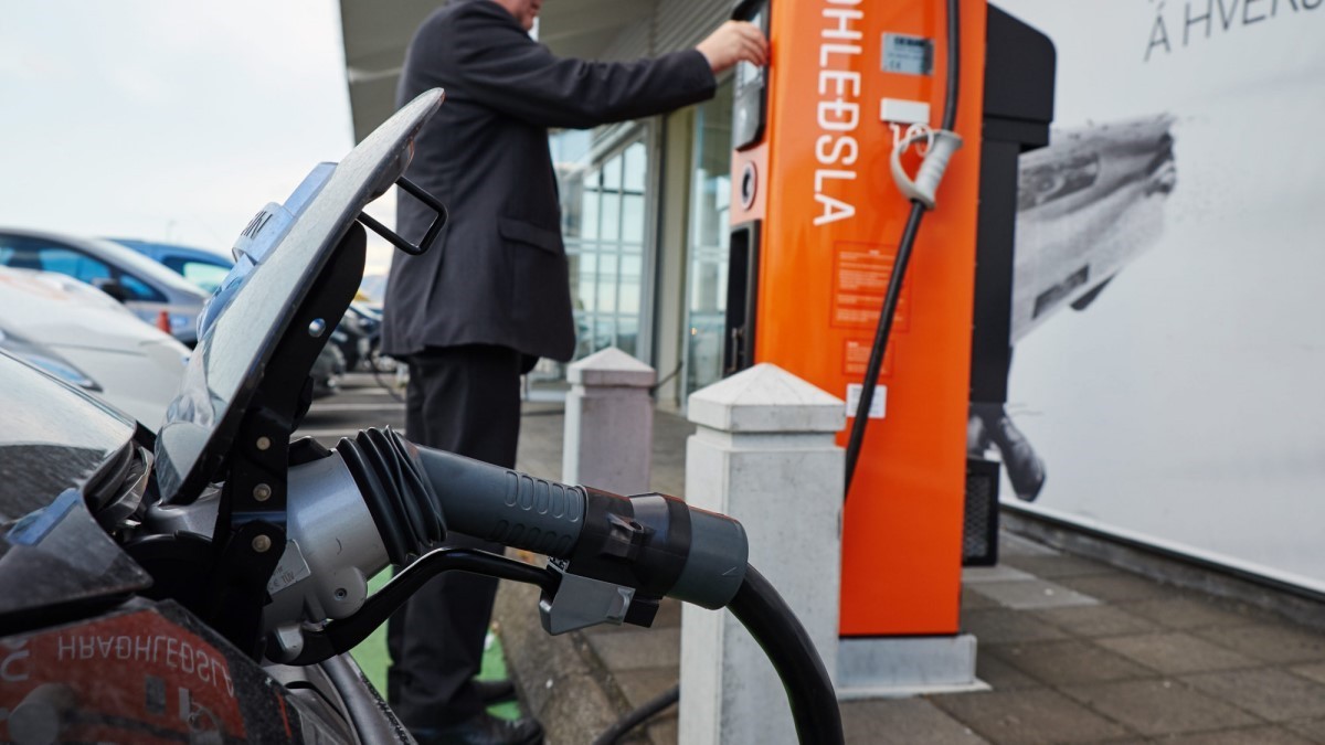 The kilometer tax will apply earlier for owners of electric cars