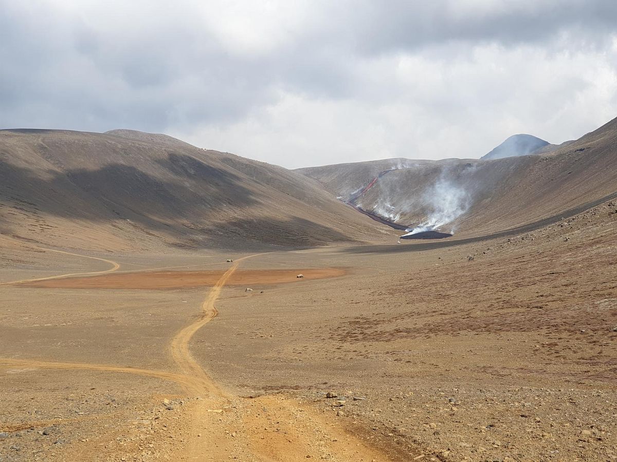 Eine flammende Lavazunge fließt in das Nátthaga-Tal