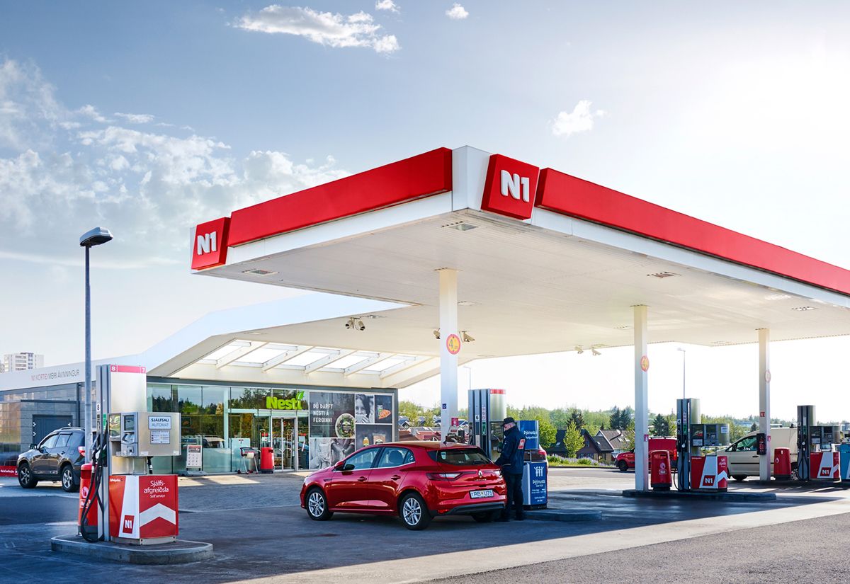 Der Preis für einen Liter Benzin stieg im Laufe des Jahres um 40 ISK