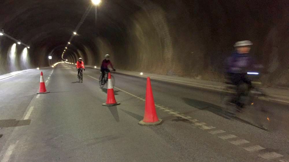 Radfahren durch drei Tunnel