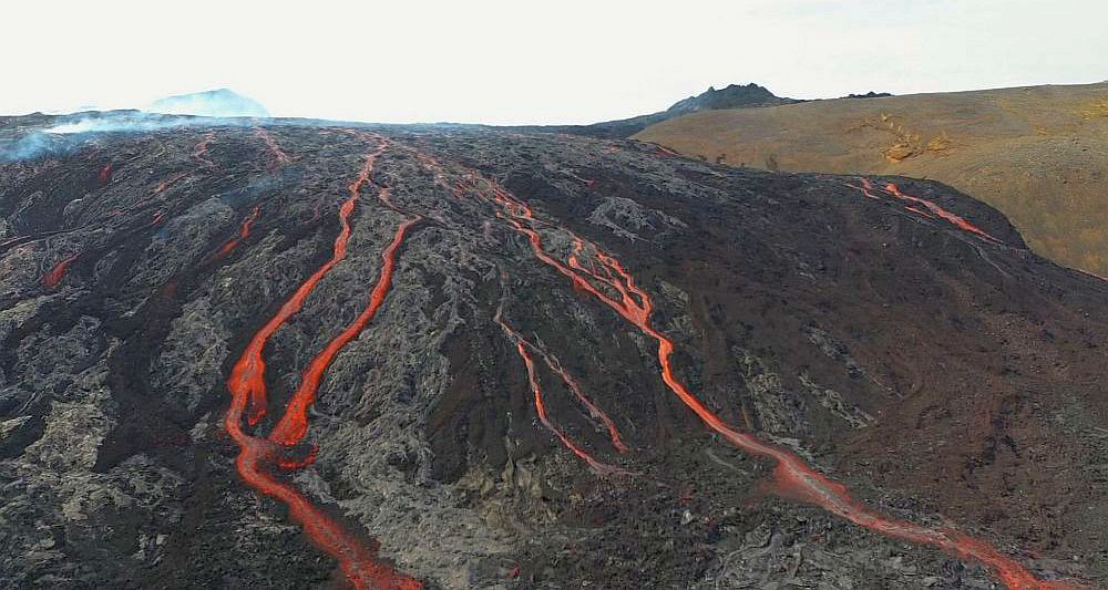 Nur noch sechs Meter und die Lava wird aus dem Meradalir-Tal fließen