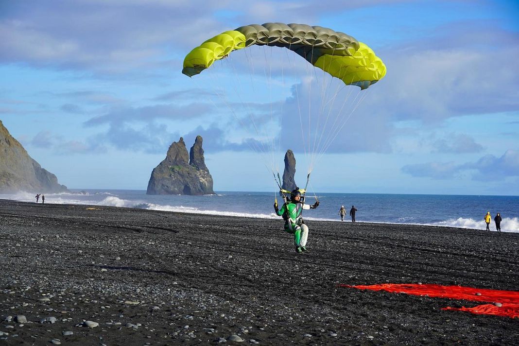 Icehopp – Fallschirmspringen über Island