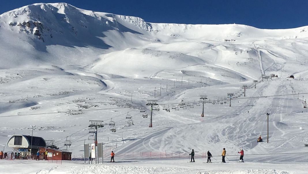 Preparations are underway for the opening of the Hlíðarfjall ski slopes