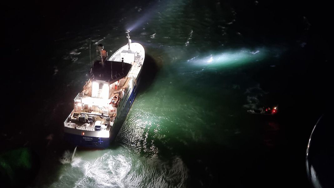 Das grönländische Fischereifahrzeug lief auf Grund