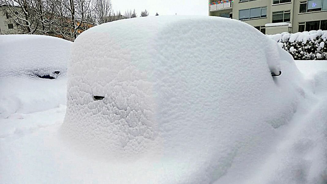In Akureyri verschwinden Autos unter dem Schnee