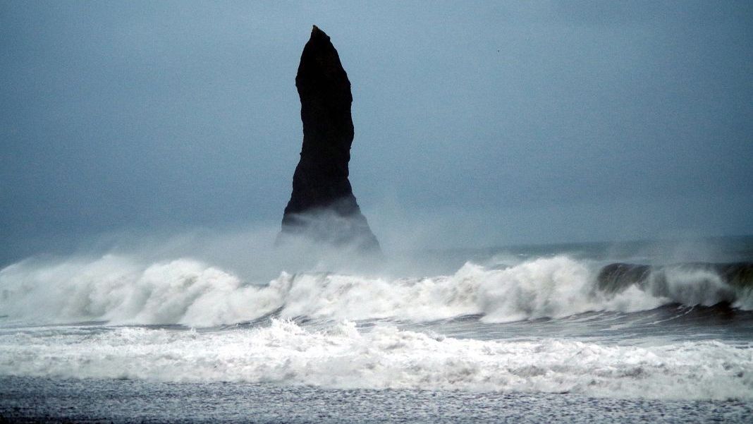 In Reynisfjörður können mächtige Wellen auftreten
