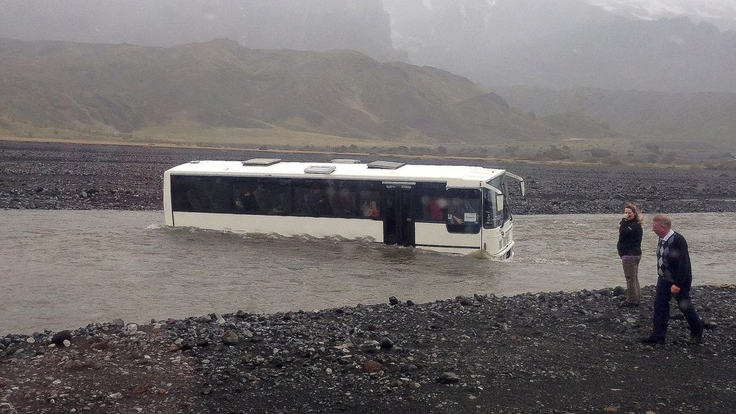 The bus with tourists got stuck in the Krossá River