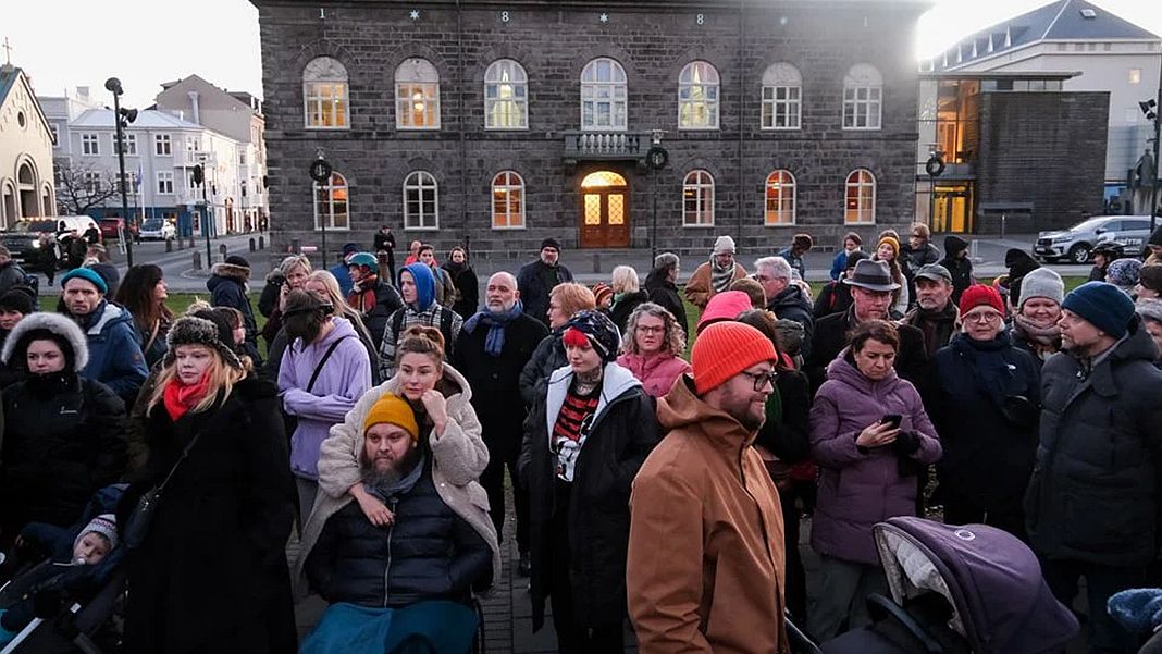 Austurvöllur Square의 많은 사람들이 추방에 항의했습니다.