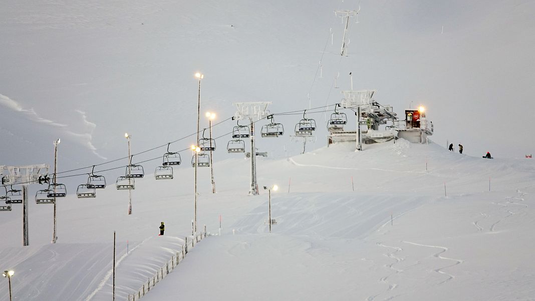 Zwanzig Menschen blieben in einem Skilift stecken