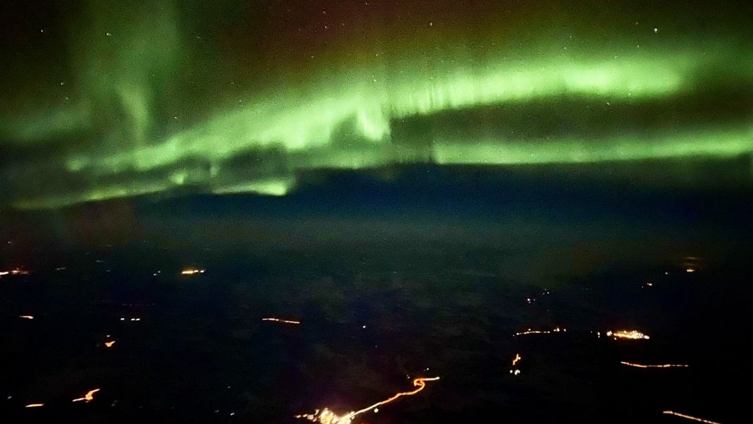 The pilot made a circle to show the passengers the aurora borealis