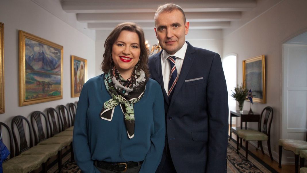 Исландската президентска двойка на церемонията по коронясването в Лондон