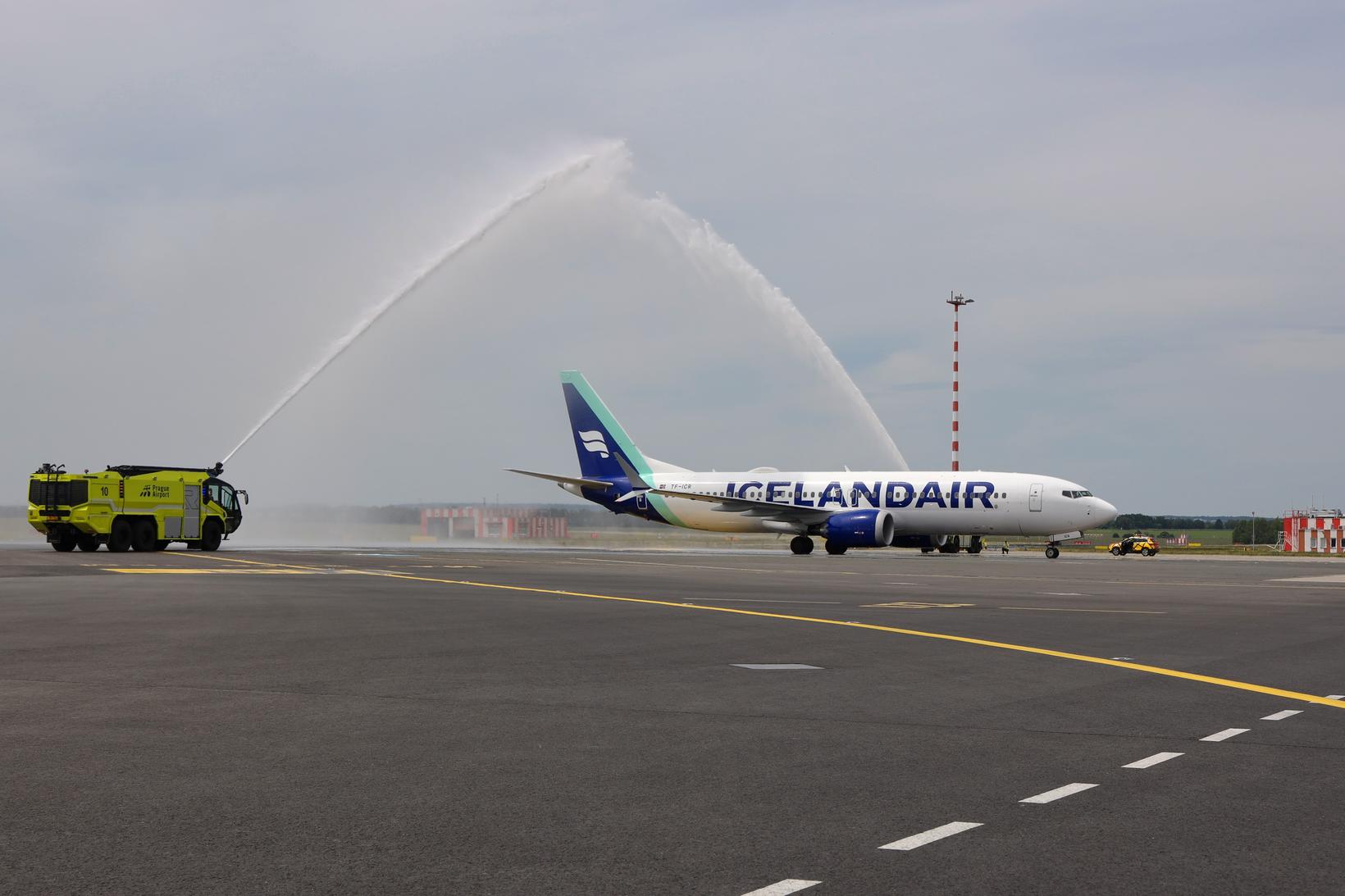 Първият полет на Icelandair до Прага