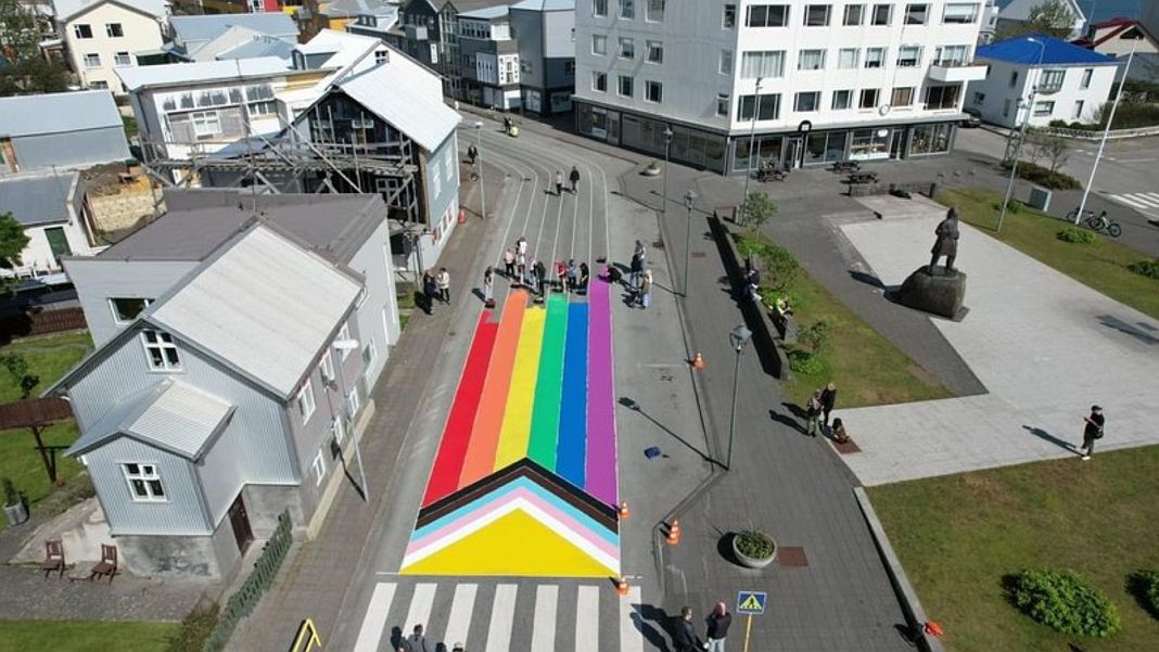 Die Einwohner von Akranes malen die längste Regenbogenstraße des Landes