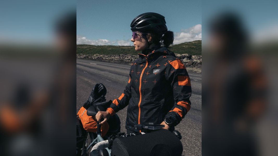 Es la primera mujer saudita en andar en bicicleta por Islandia.