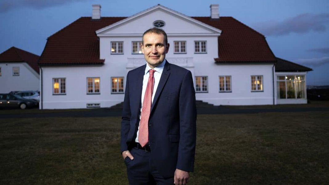 El presidente de Islandia ayuda a una persona mayor en IKEA