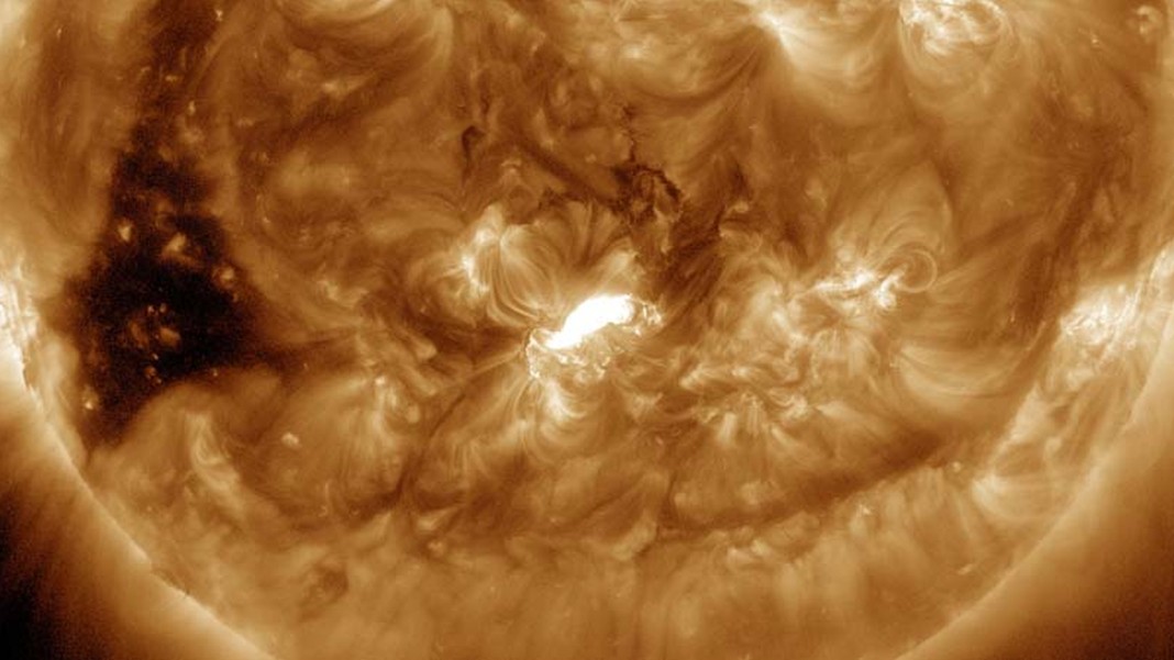 지구를 향해 코로나 질량 방출을 일으키는 M9.8급 태양 플레어