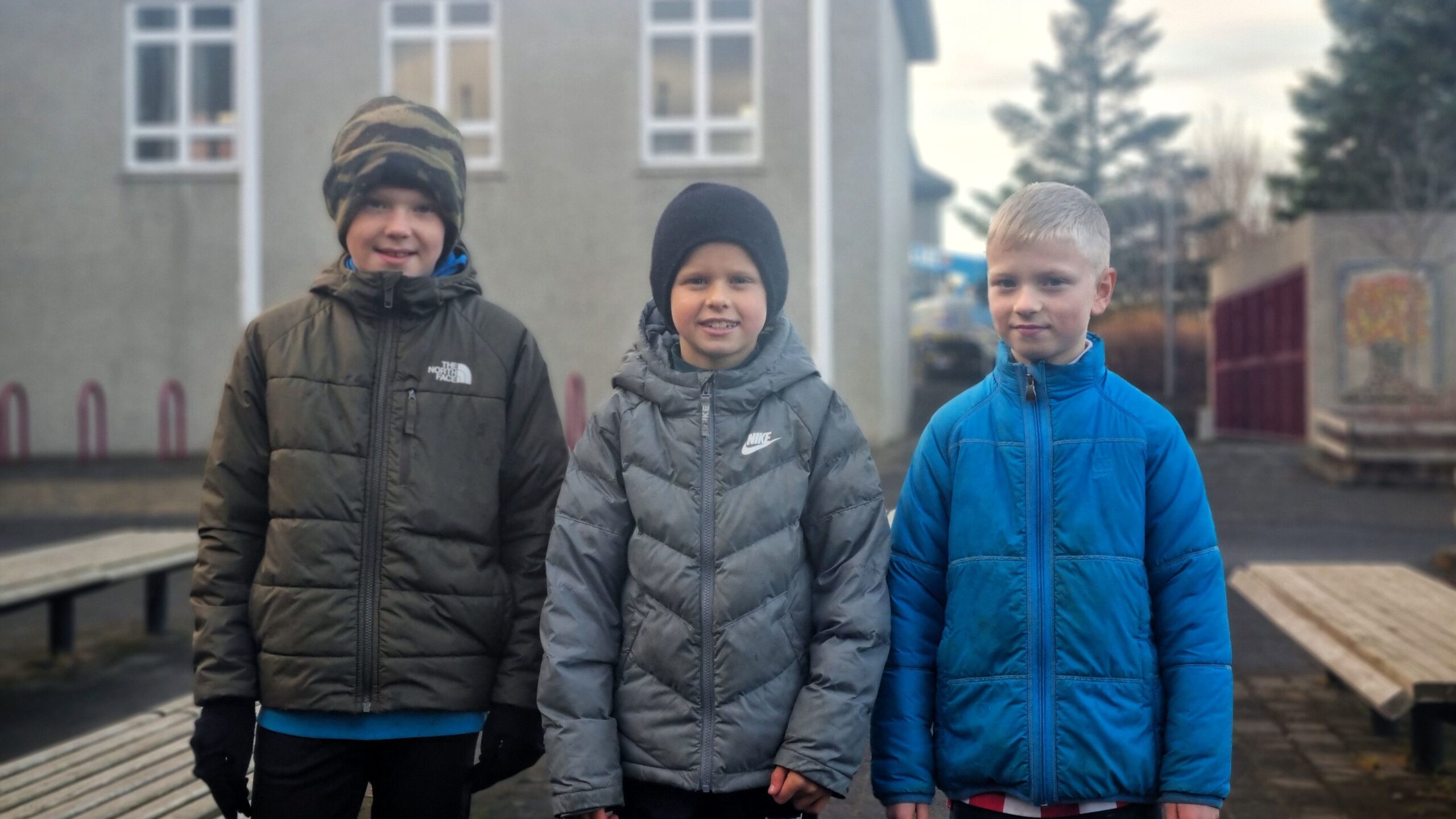 They collect cans to give teddy bears to the children of Grindavík