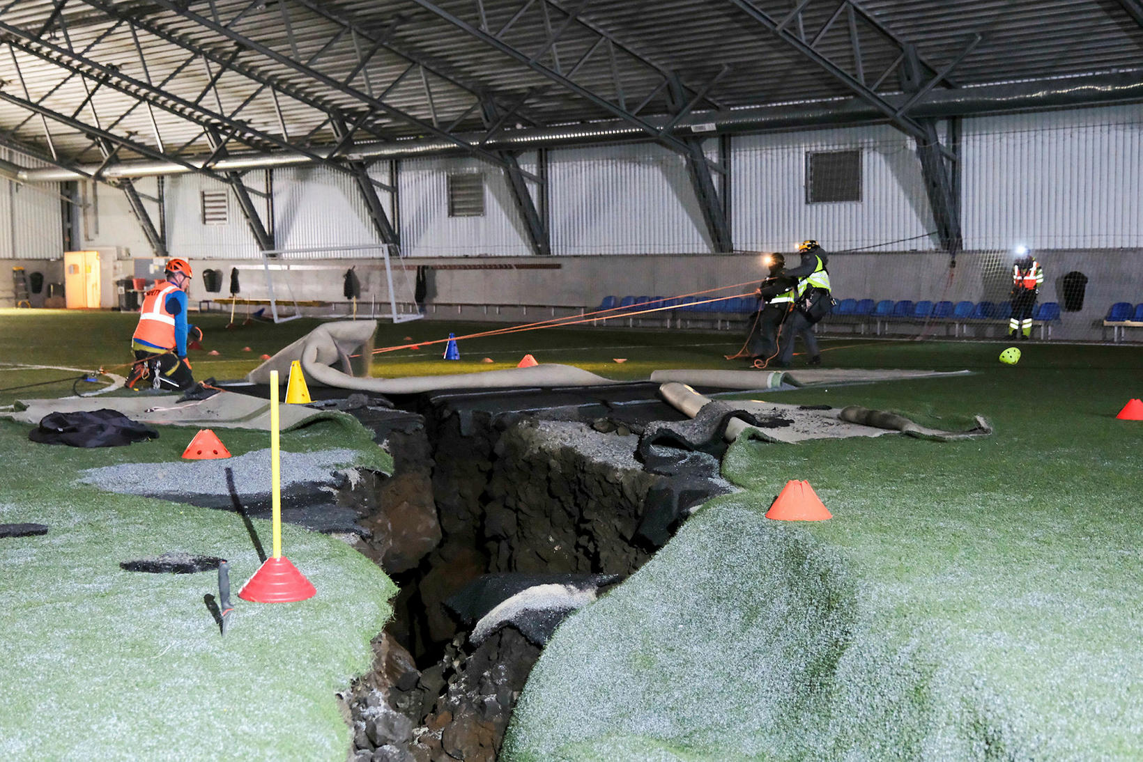 A gigantic crack discovered under the sports hall in Grindavík
